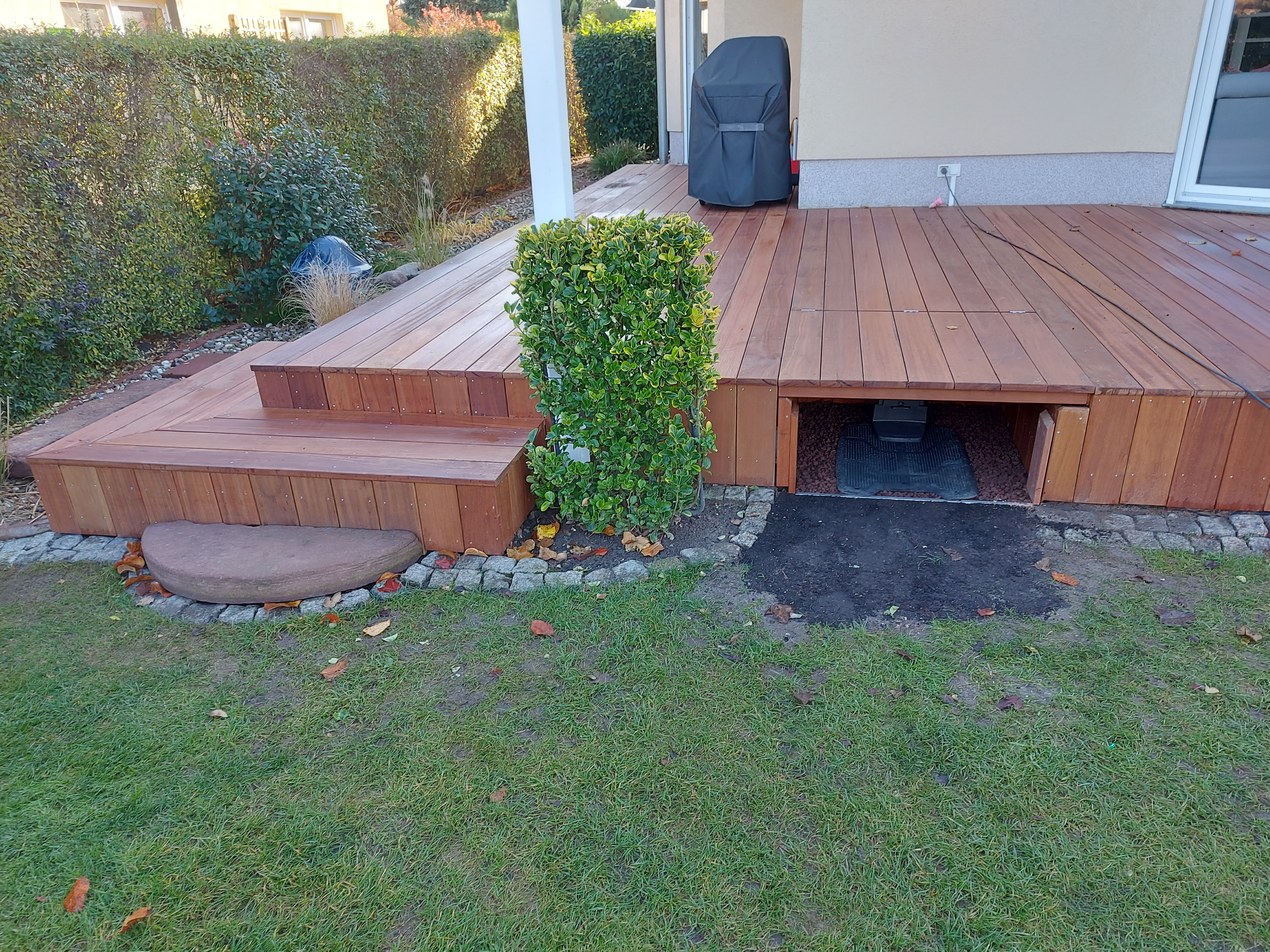 BangkiraiterrassemitRasenmaehergarage