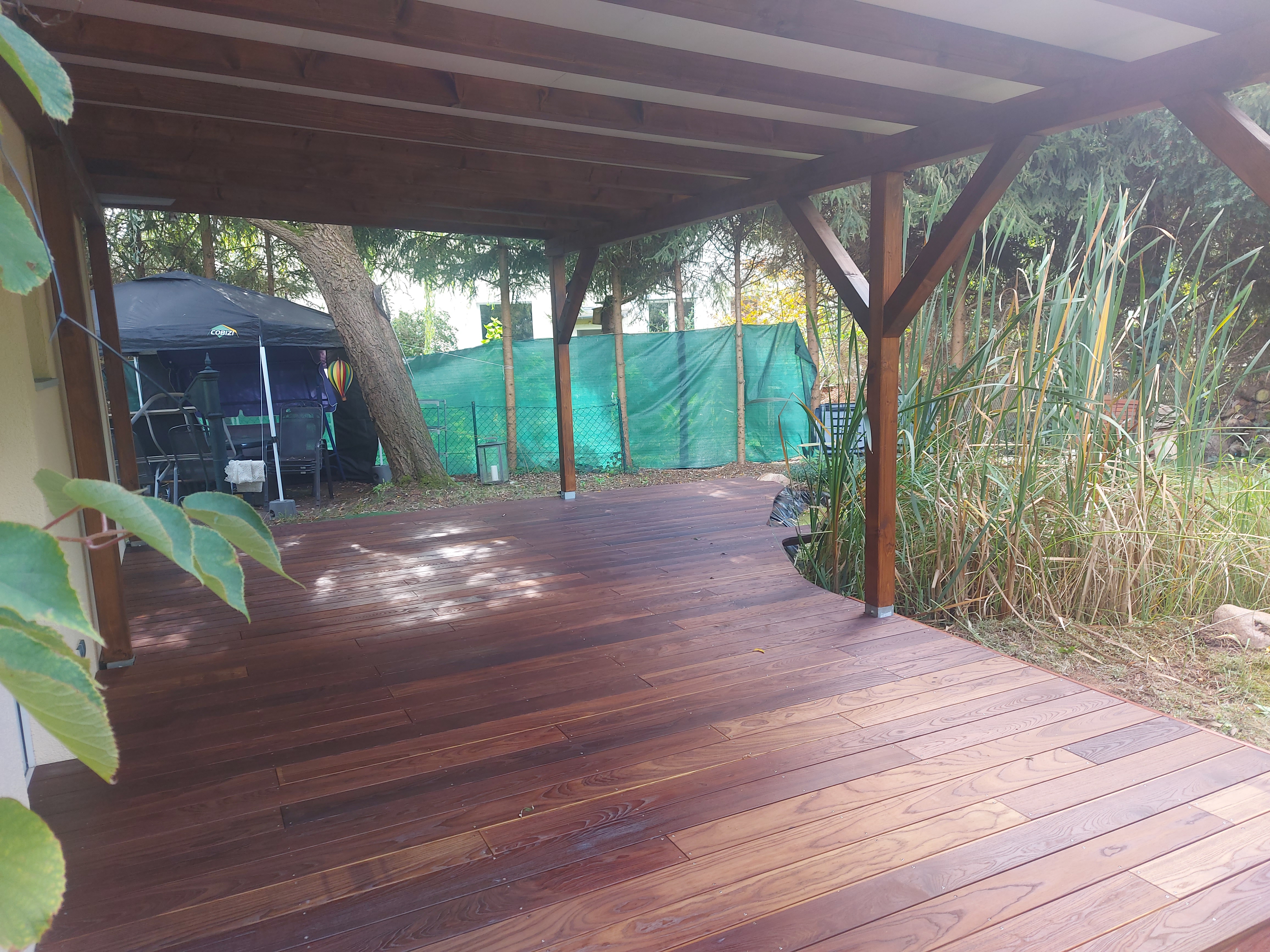 ThermoeschenterrasseamTeich1