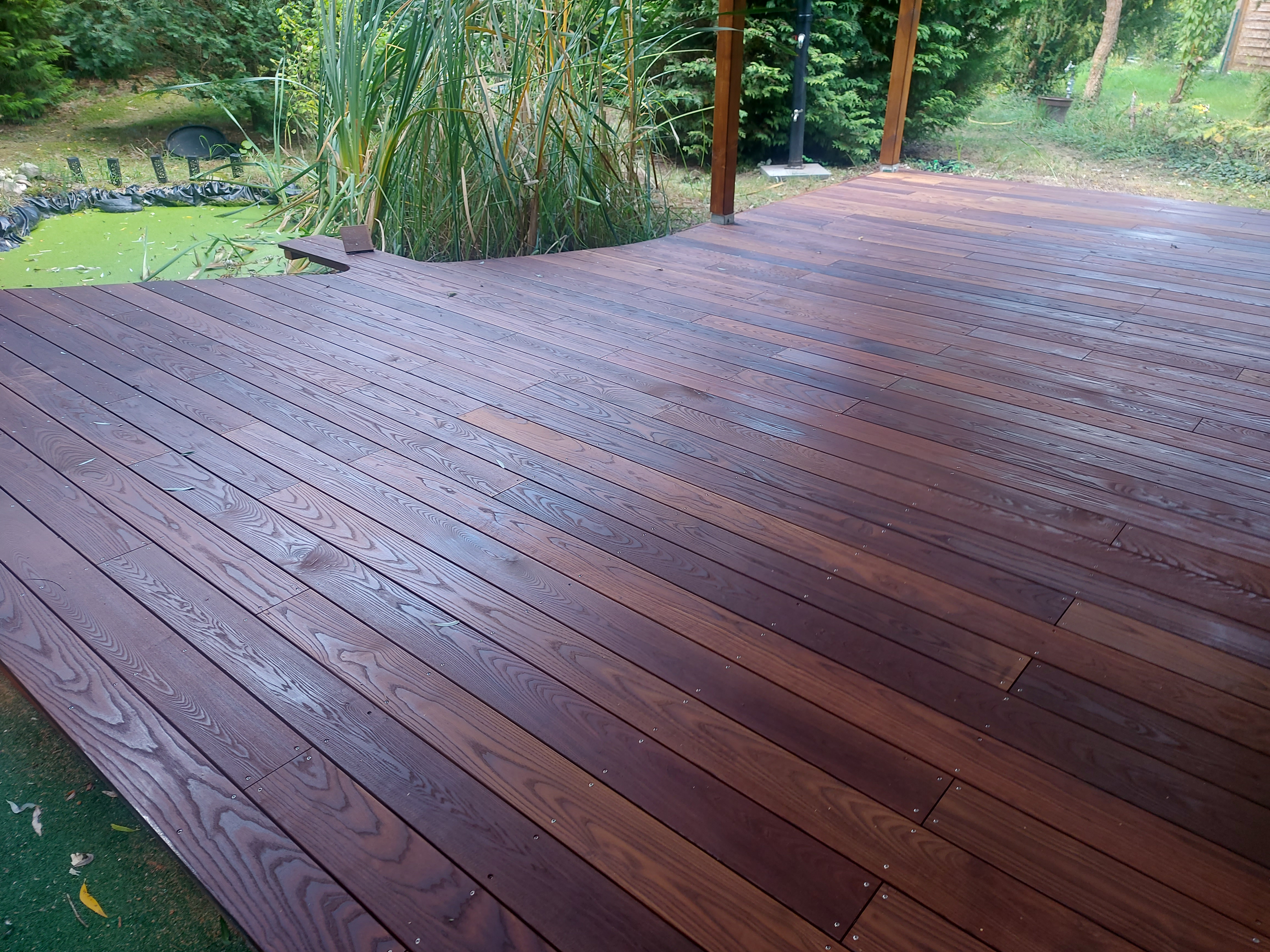 ThermoeschenterrasseamTeich2